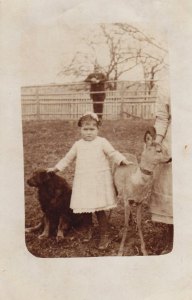 Erich Hackls Mutter in Kindertagen, sein GroÃvater im Hintergrund.