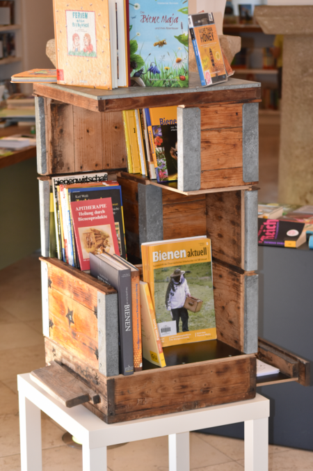 2018-08-Imkerverein%20Bücherregal.png
